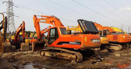 南寧工程機(jī)械租賃市場解析 挖掘機(jī)出租價格與防腐防銹工程的重要性